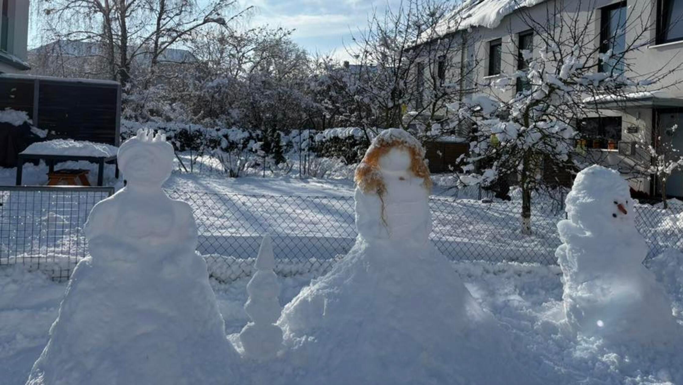 Ein Königin-Prinzession-Paar zieht den Garten von Anni Ei. Was der dritte Schneemann rechts im Bild wohl für einen Dienstgrad hat?