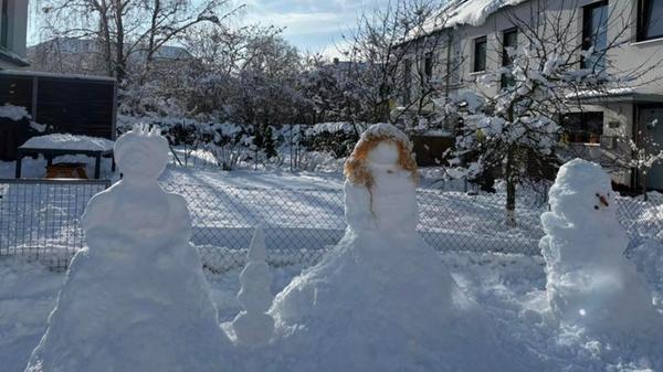 Ein Königin-Prinzession-Paar zieht den Garten von Anni Ei. Was der dritte Schneemann rechts im Bild wohl für einen Dienstgrad hat?