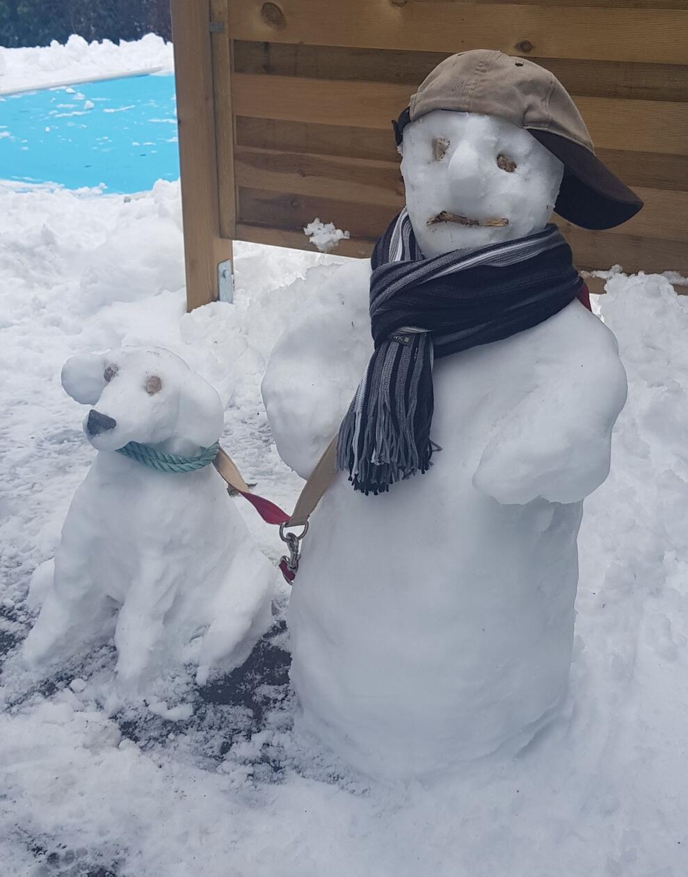 "Bei dem Wetter treibt man keinen Hund vor die Tür", heißt es oft bei schlechtem Wetter. Astrid Schiller macht aber genau das. In Feucht zieren Schneeherrchen nebst Hund nun den Garten.