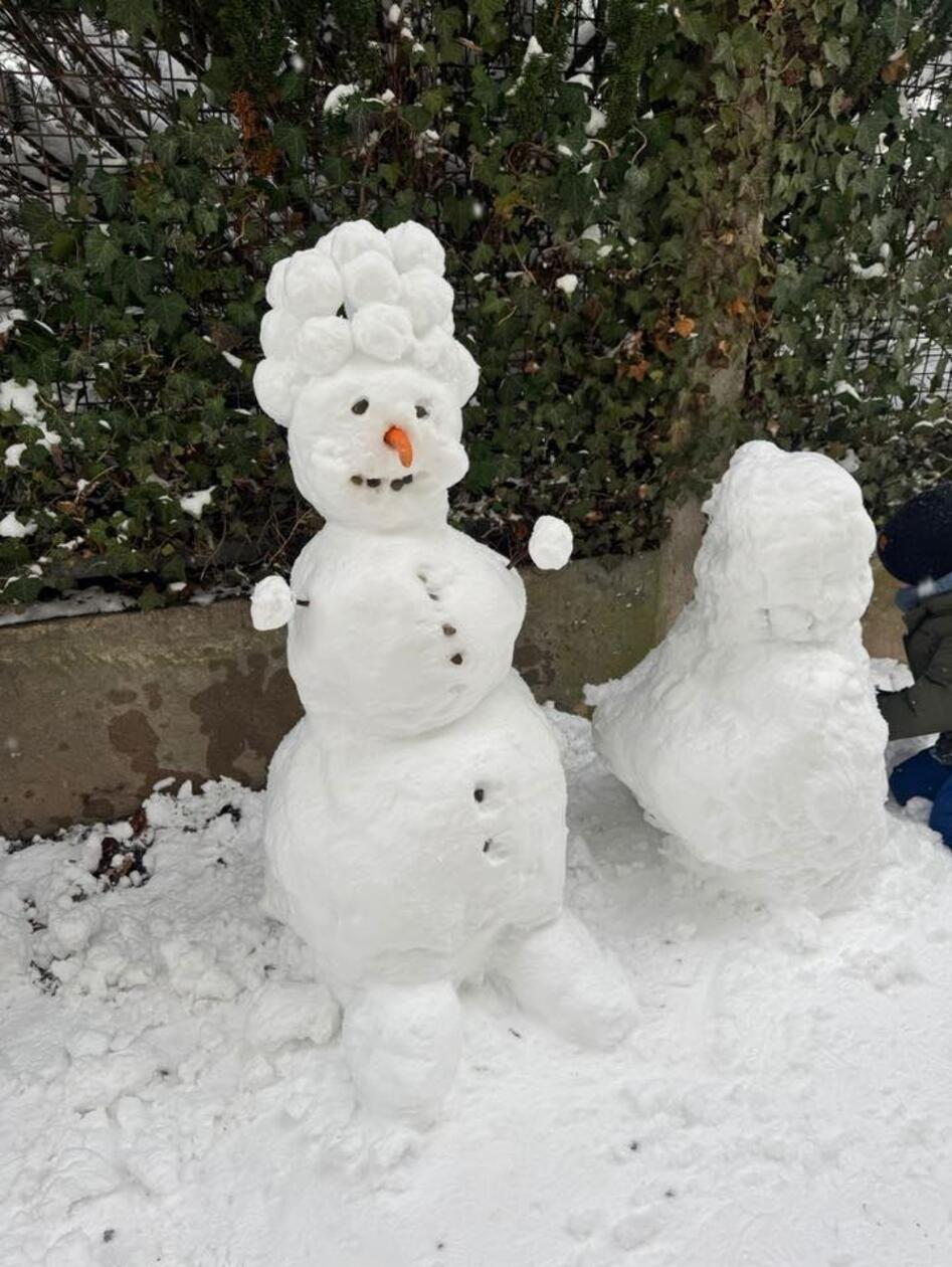 Eine beeindruckende Frisur hat dieser Schneemann in Schwabach.