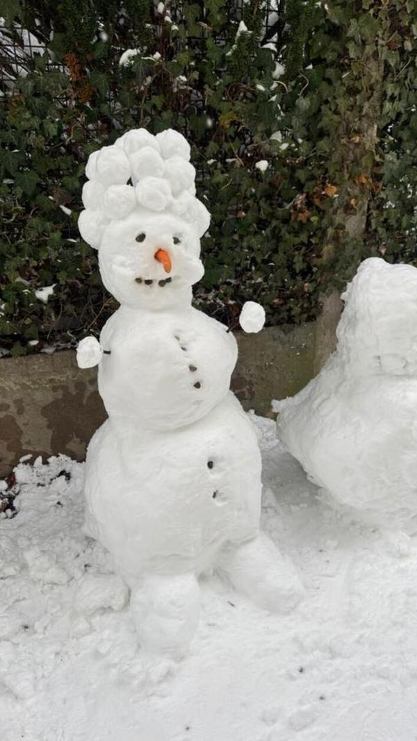 Eine beeindruckende Frisur hat dieser Schneemann in Schwabach.