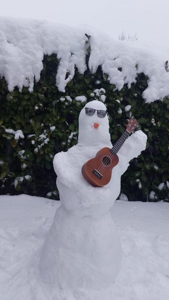 "Let there be Snow-Rock!" Immer schön cool bleiben, scheint dieser Schneemann von Jutta Braun ausdrücken zu wollen.
