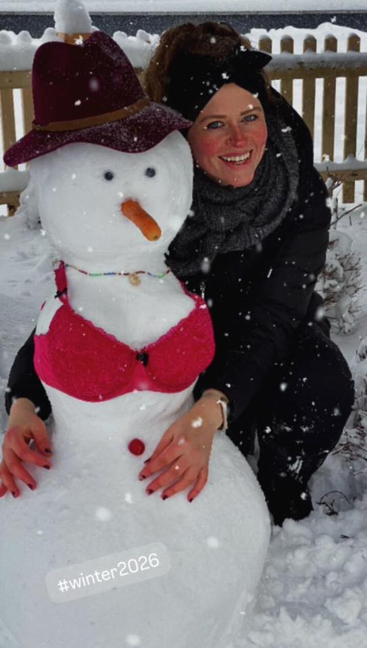 Rot und mit Hut steht dieser Schneefrau von Melanie Rosenzweig aus Weisendorf besonders gut.