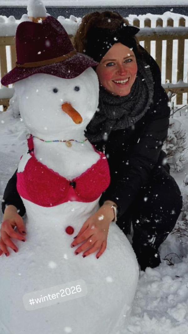 Rot und mit Hut steht dieser Schneefrau von Melanie Rosenzweig aus Weisendorf besonders gut.