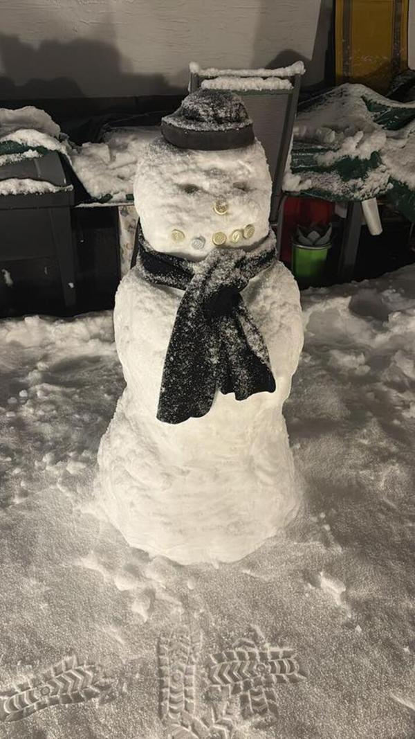 Warm anziehen: Bei diesem Wetter ganz besonders wichtig. Meli Schwender aus Cadolzburg schickte uns diesen beeindruckenden Schneemann.