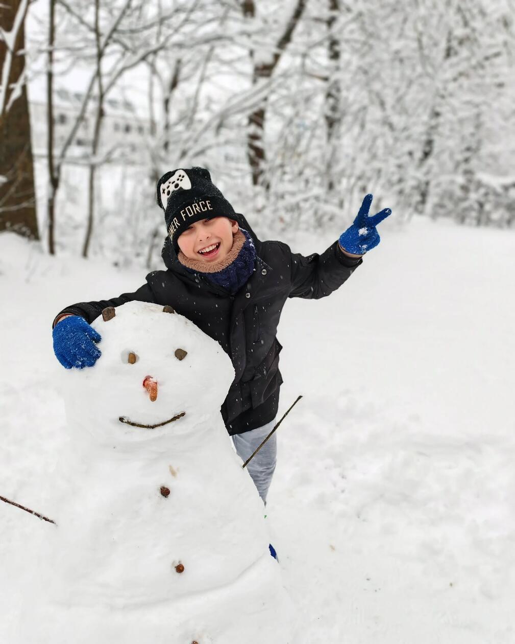 Wer von beiden strahlt hier mehr? Der Schneemann oder der Sohn von Turcin Raluca?