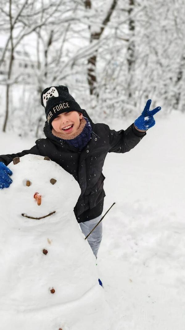 Wer von beiden strahlt hier mehr? Der Schneemann oder der Sohn von Turcin Raluca?