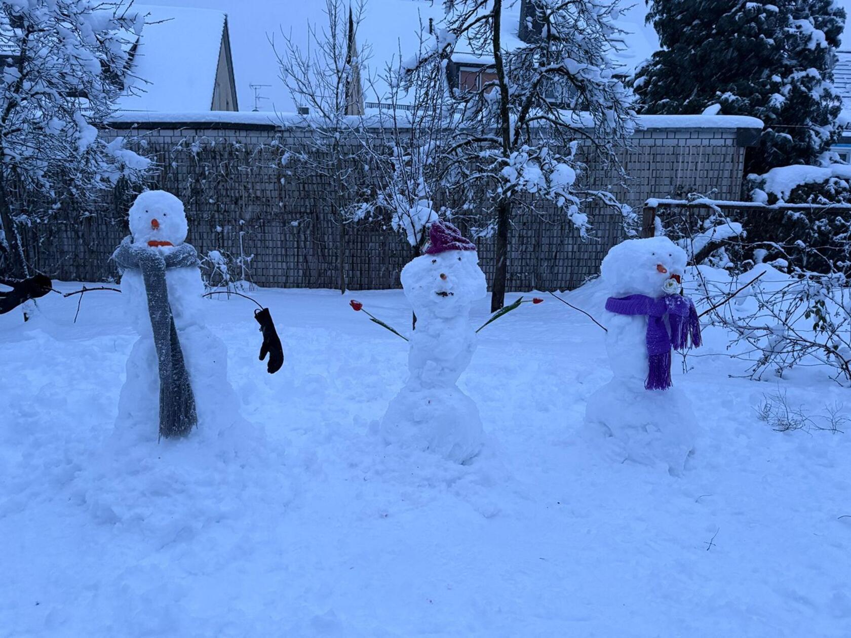"Hey, und wo ist mein Schal?", scheint der Schneemann in der Mitte zu fragen.