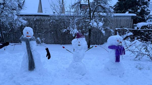 "Hey, und wo ist mein Schal?", scheint der Schneemann in der Mitte zu fragen.
