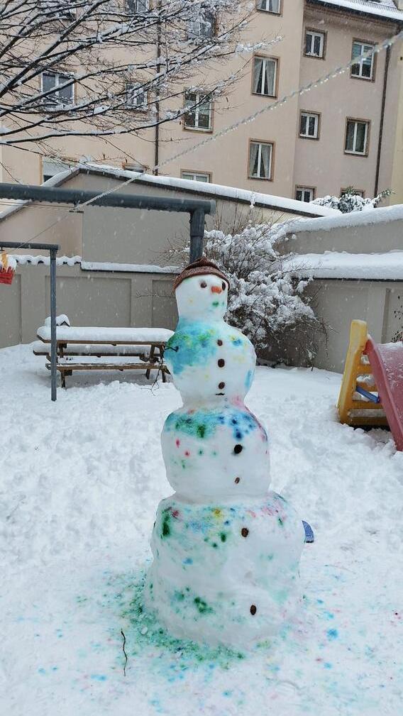 Diesen bunten Fasching-Schneemann schickte Rasema Kovacevic aus Nürnberg ins Rennen um den schönsten Schneemann.
