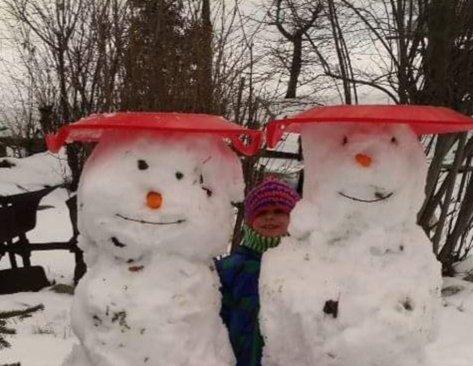 Angesichts der steigenden Temperaturen in den kommenden Tagen, ist so eine Kopfbedeckung wie bei diesen zwei Schneemännern nicht verkehrt.