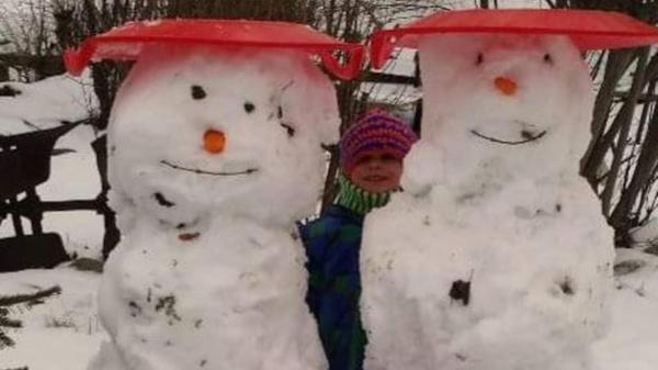 Angesichts der steigenden Temperaturen in den kommenden Tagen, ist so eine Kopfbedeckung wie bei diesen zwei Schneemännern nicht verkehrt.