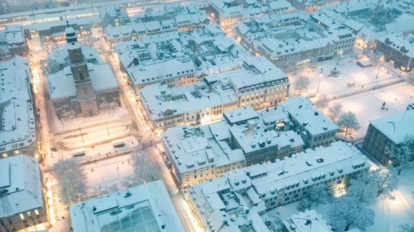 Erlangen im Schnee in der Dämmerung