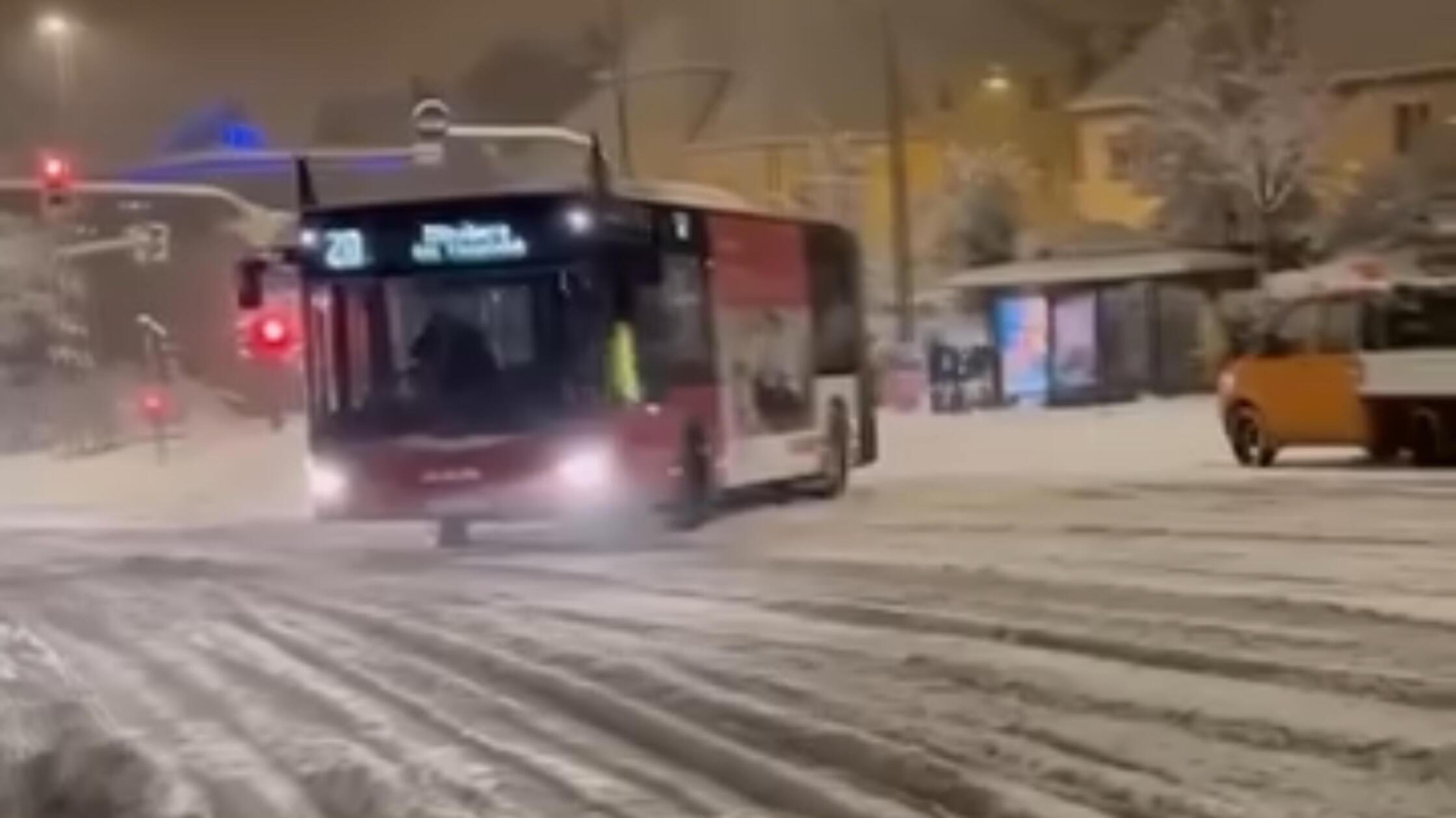 Bus-rutscht-an-Erlanger-Arcaden-ber-glatte-Stra-e-Video-geht-auf-Social-Media-viral