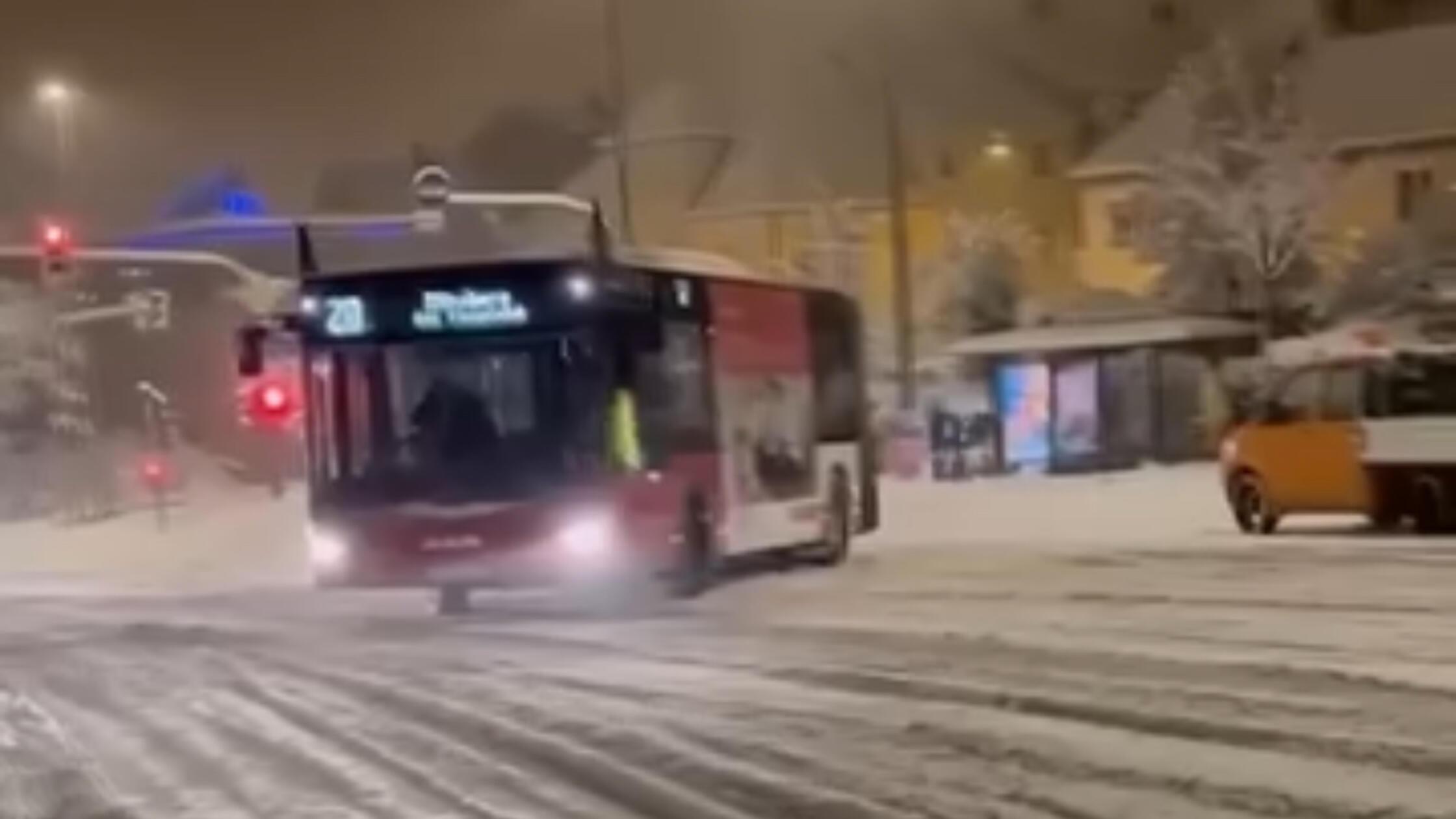 Bus rutscht über schneeglatte Straße