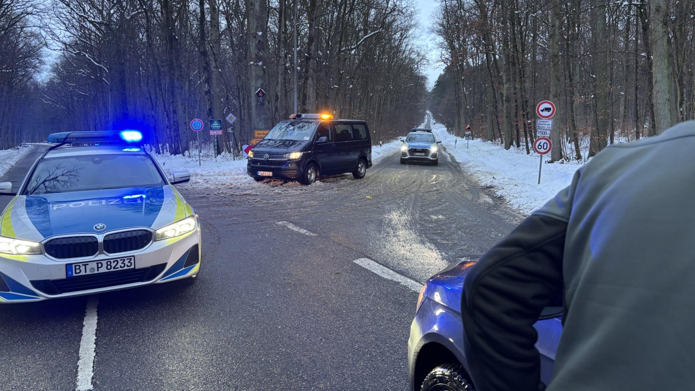 Lebensgefahr-Serlbach-von-Au-enwelt-abgeschnitten-wegen-Schneebruch-Hubschraubereinsatz