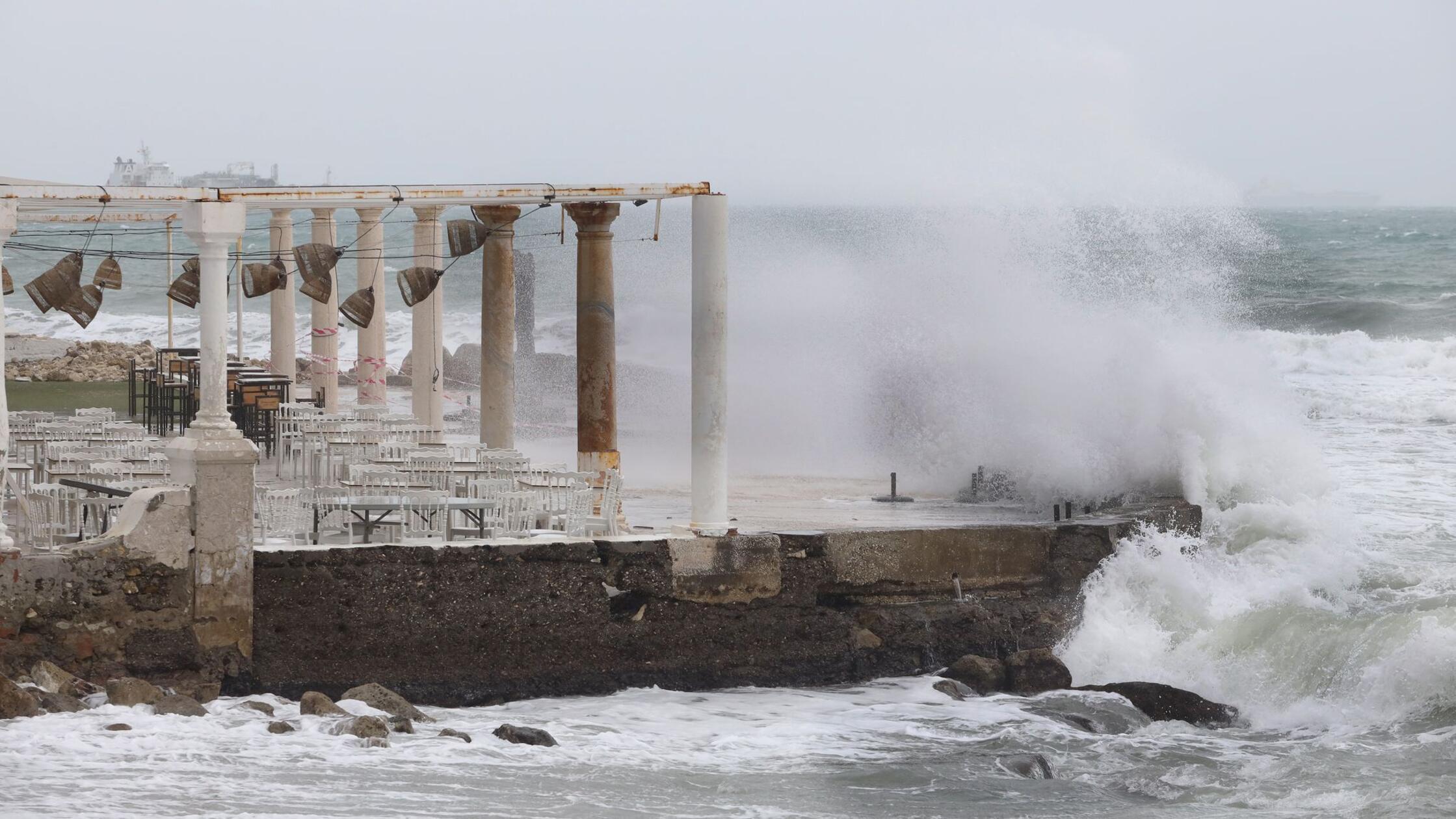 Atlantikst-rme-ber-Iberischer-Halbinsel-Eine-Tote