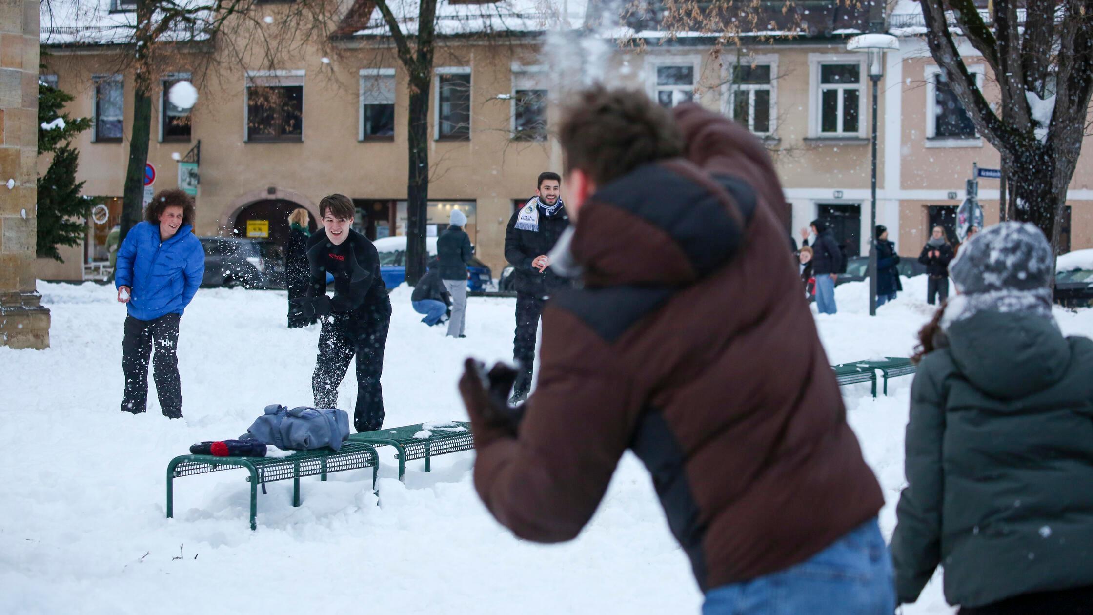 Erlangens-gr-te-Schneeballschlacht-Dutzende-Teilnehmer-treffen-sich-am-Bohlenplatz
