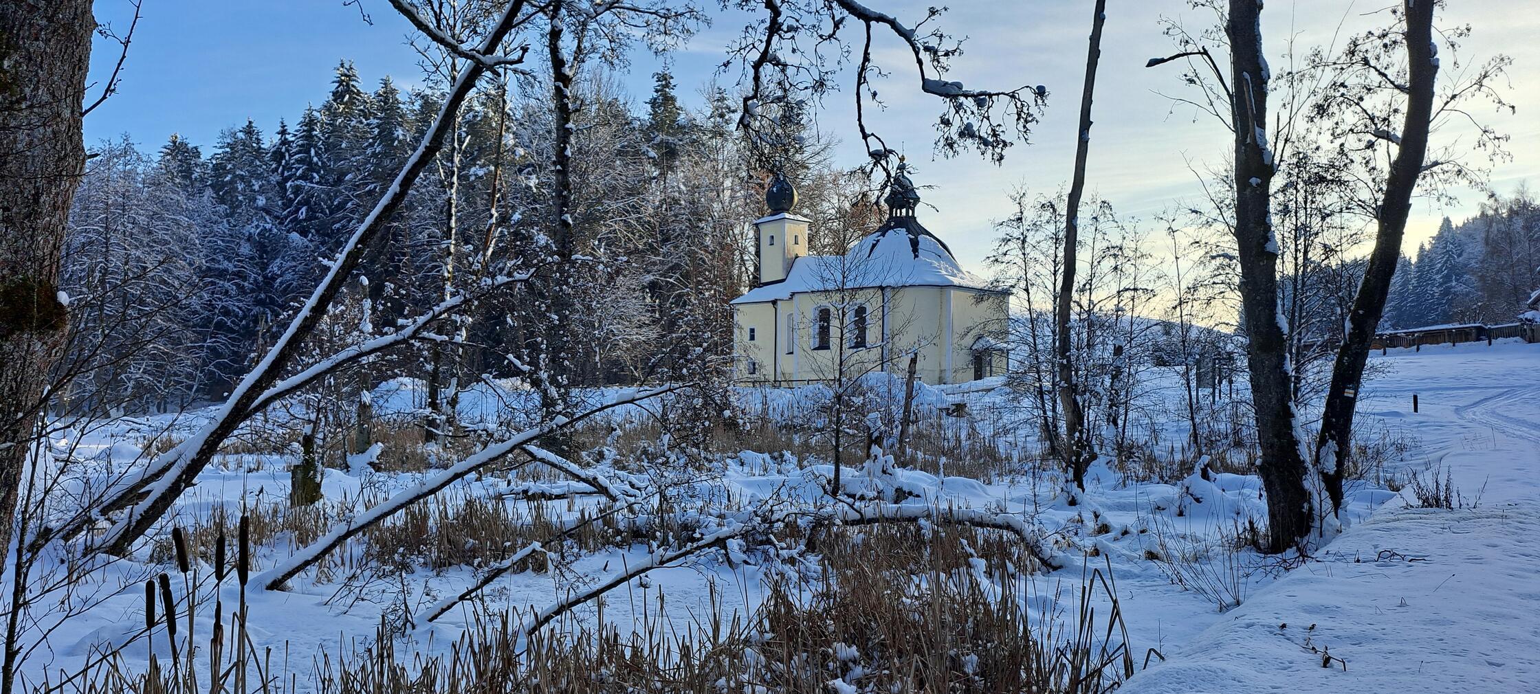 In Neumarkt und Umgebung liegt Schnee so weit das Auge reicht.
