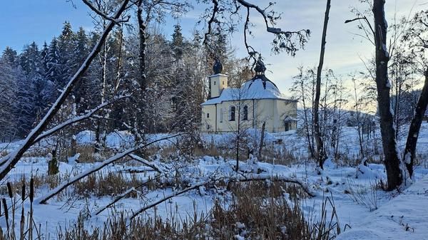 In Neumarkt und Umgebung liegt Schnee so weit das Auge reicht.