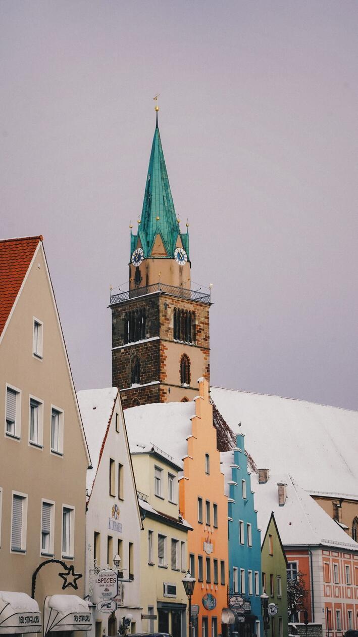 In Neumarkt und Umgebung liegt Schnee so weit das Auge reicht.