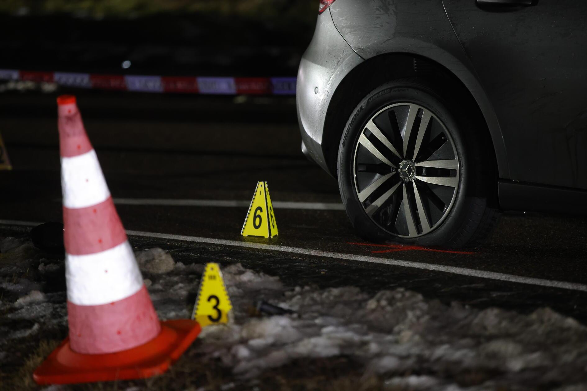 Am Polizeifahrzeug stellten die Beamten (derzeitiger Stand) ein Einschussloch im Bereich der Motorhaube fest.