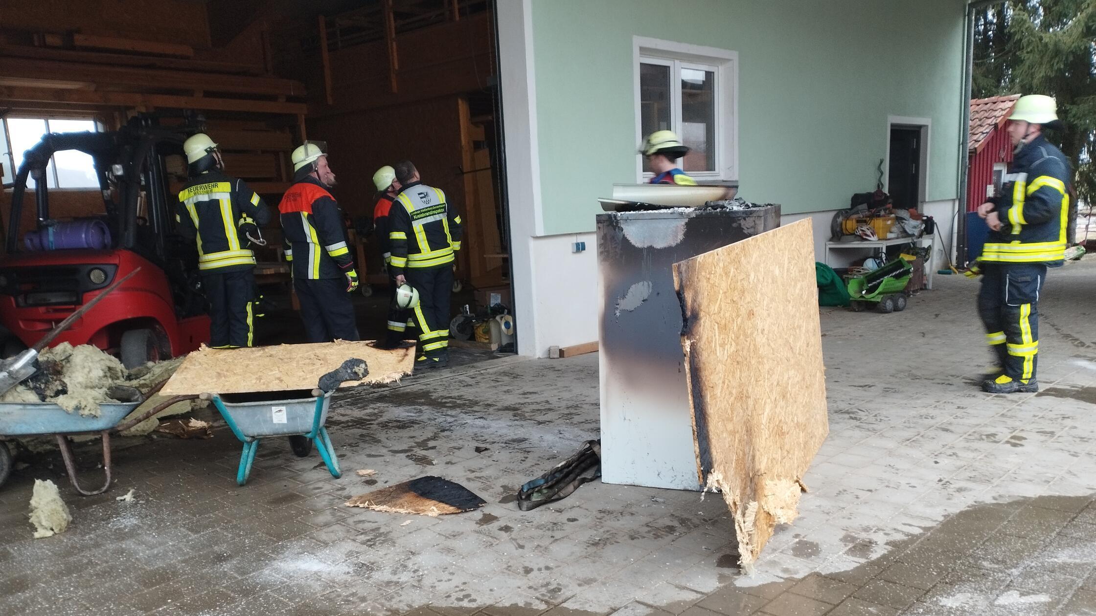 Gro-brand-verhindert-Lagerhalle-in-Westheim-gerettet