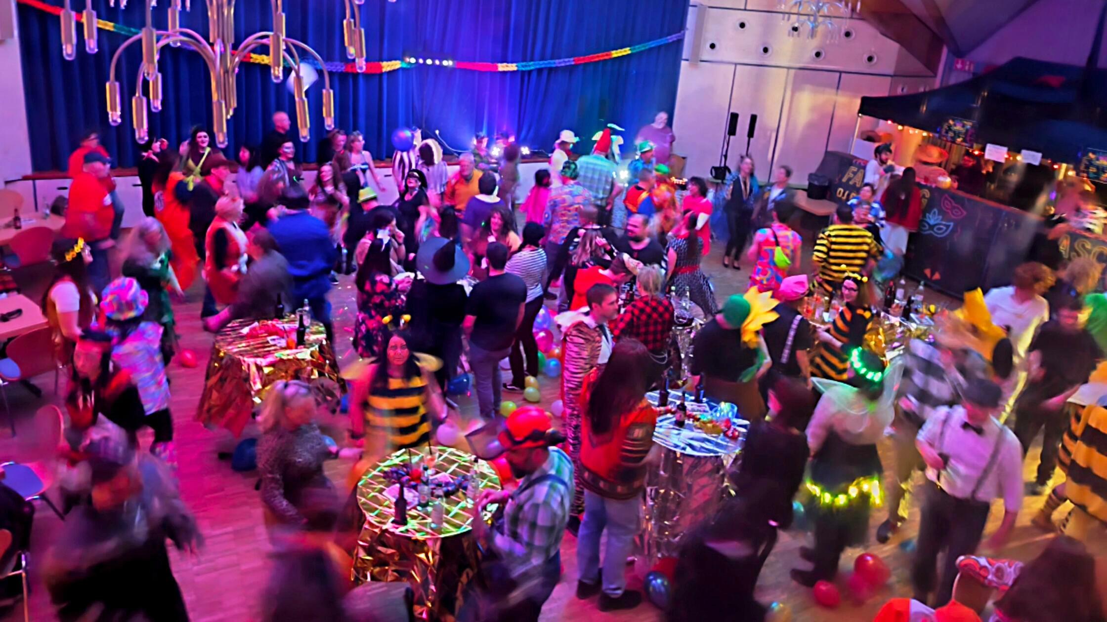 Neues-Konzept-Ausgelassene-Partynacht-beim-Houerstieder-Fasching