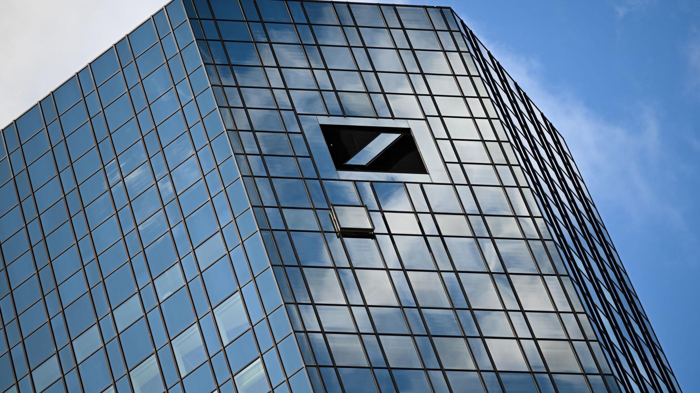 Razzia-bei-der-Deutschen-Bank-Beamte-durchsuchen-mehrere-Geb-ude-Verdacht-auf-Geldw-sche