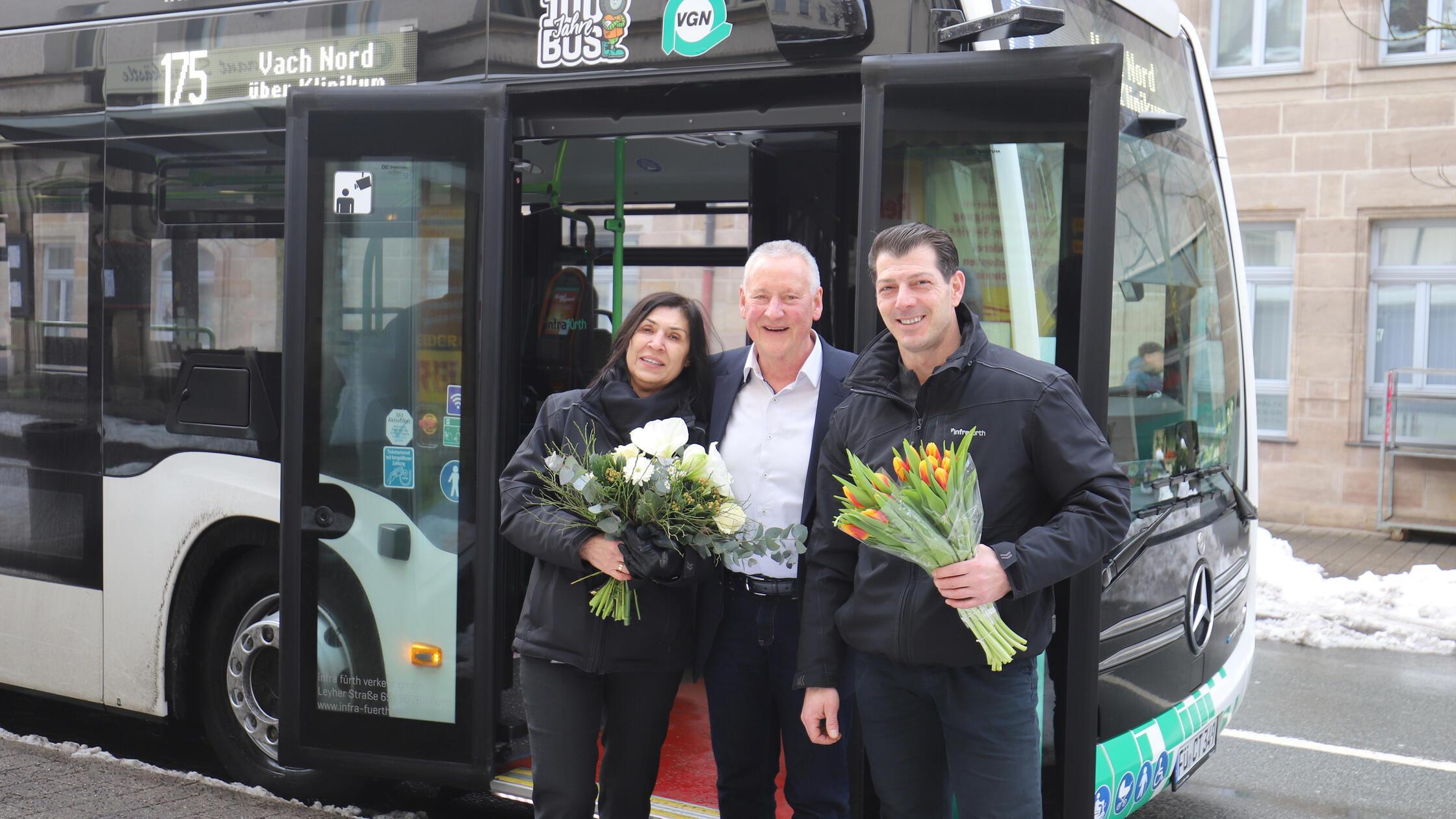 F-rther-Busfahrer-man-vrierten-durch-den-Schnee-OB-Thomas-Jung-sagt-mit-Blumen-Dankesch-n