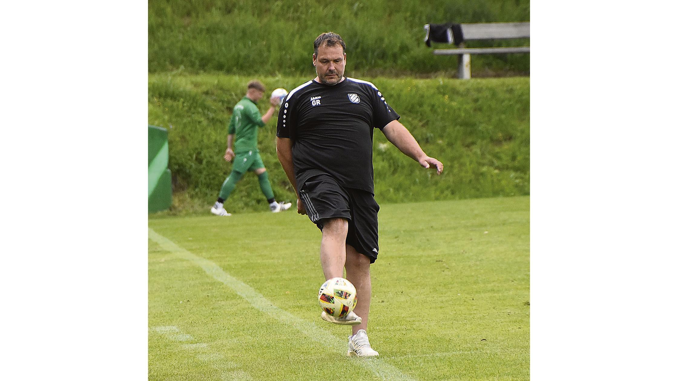 Der-SV-Wettelsheim-und-Trainer-G-nther-Roth-setzen-gemeinsamen-Weg-fort