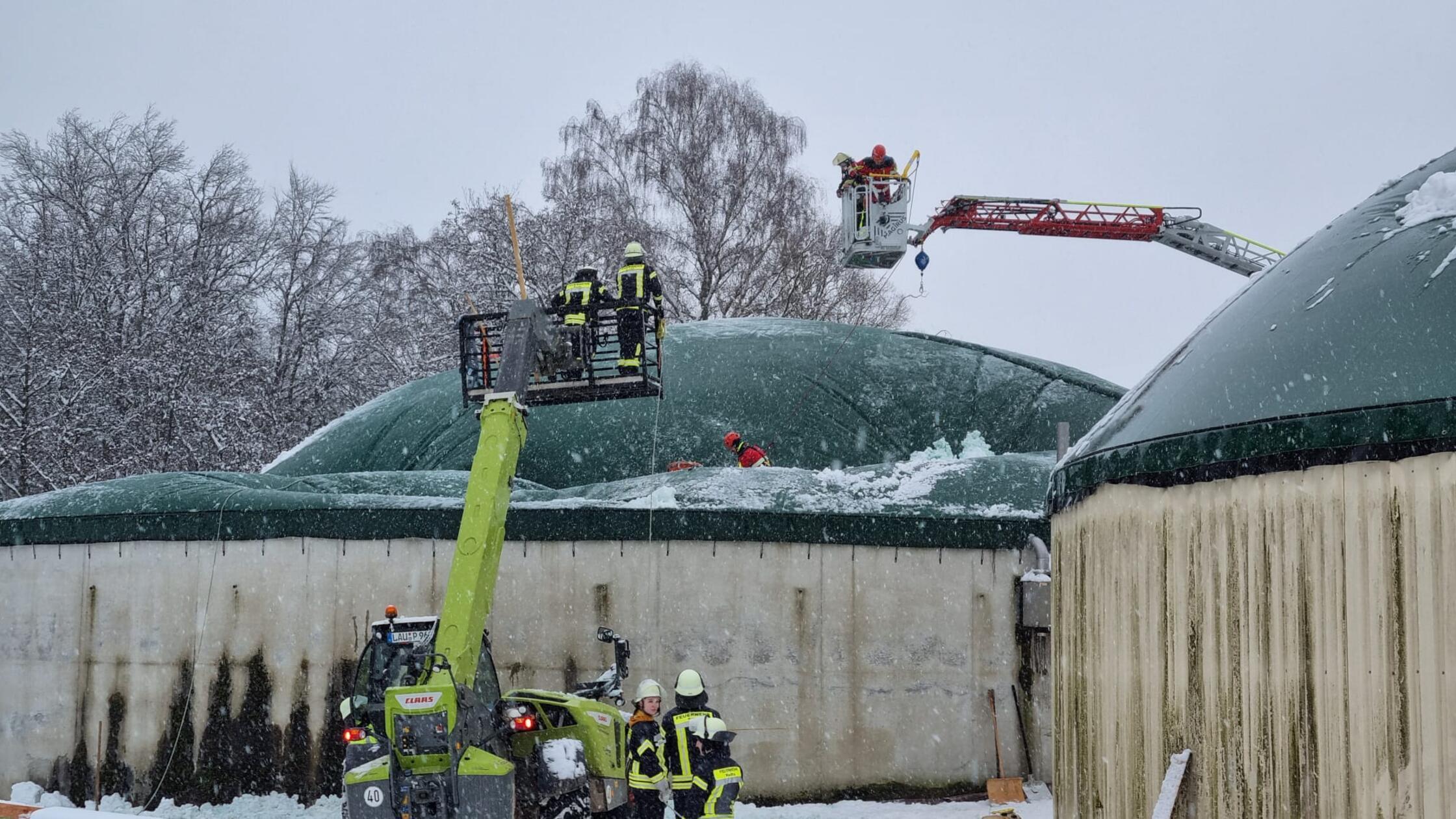 130-Einsatzkr-fte-ber-17-Stunden-Tragluftdach-in-P-scheldorf-drohte-einzust-rzen