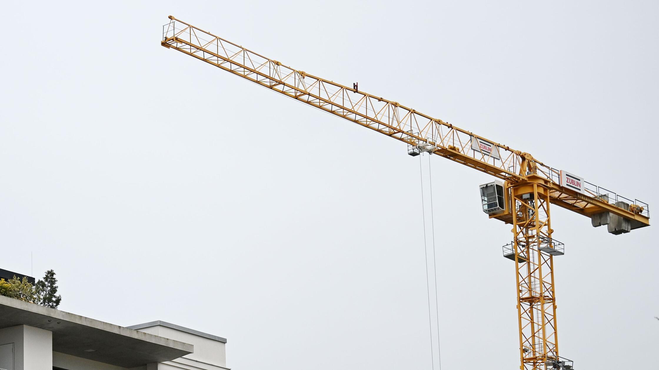 Von-Kran-Reifen-in-Sengenthal-erfasst-52-J-hriger-schwer-verletzt