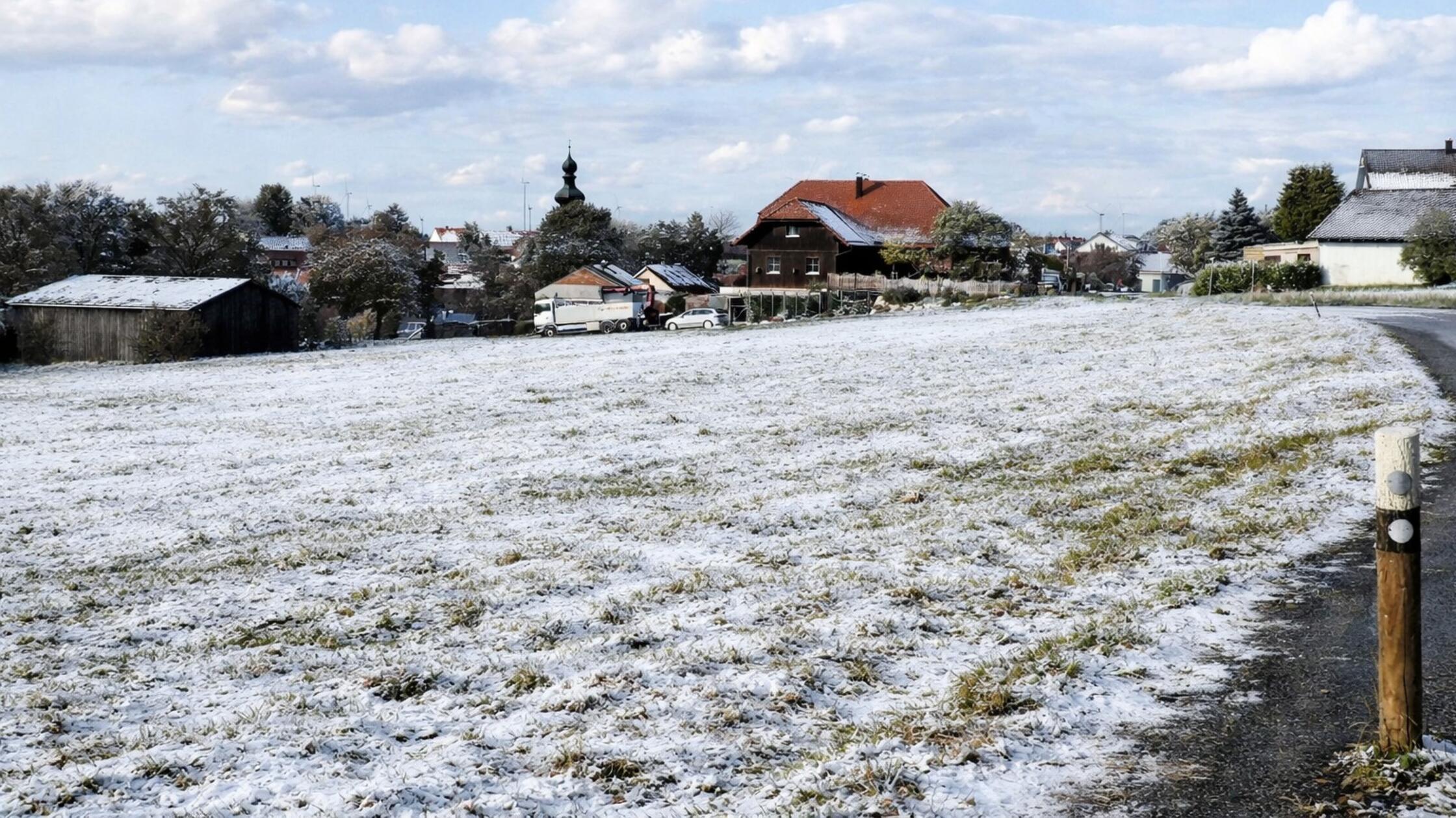 Deining-gibt-gr-nes-Licht-f-r-Wohngebiet-auf-wei-er-Wiese