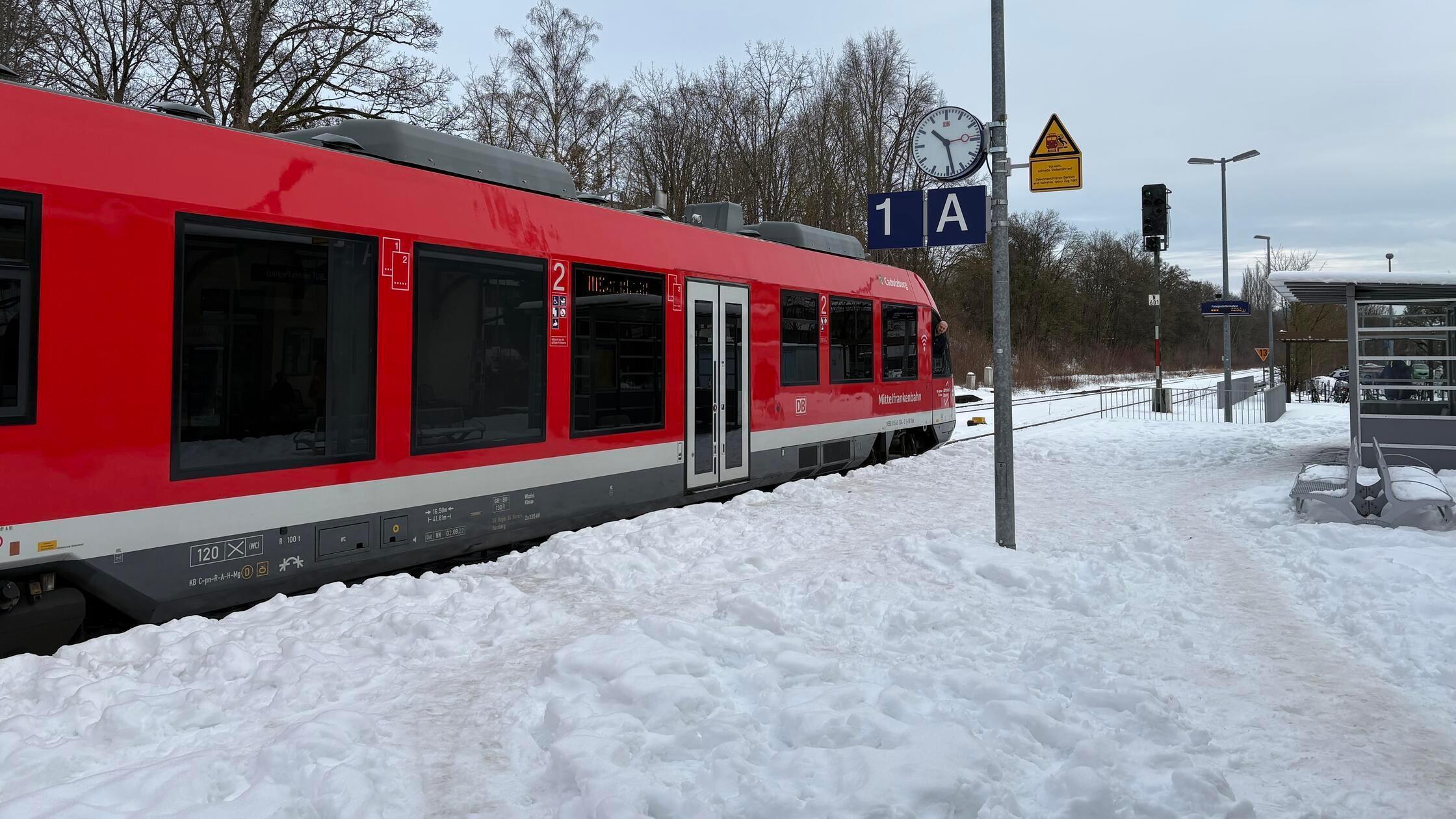 Winterwetter-im-N-rnberger-Land-Bus-statt-Bahn-und-verschneite-Bahnsteige