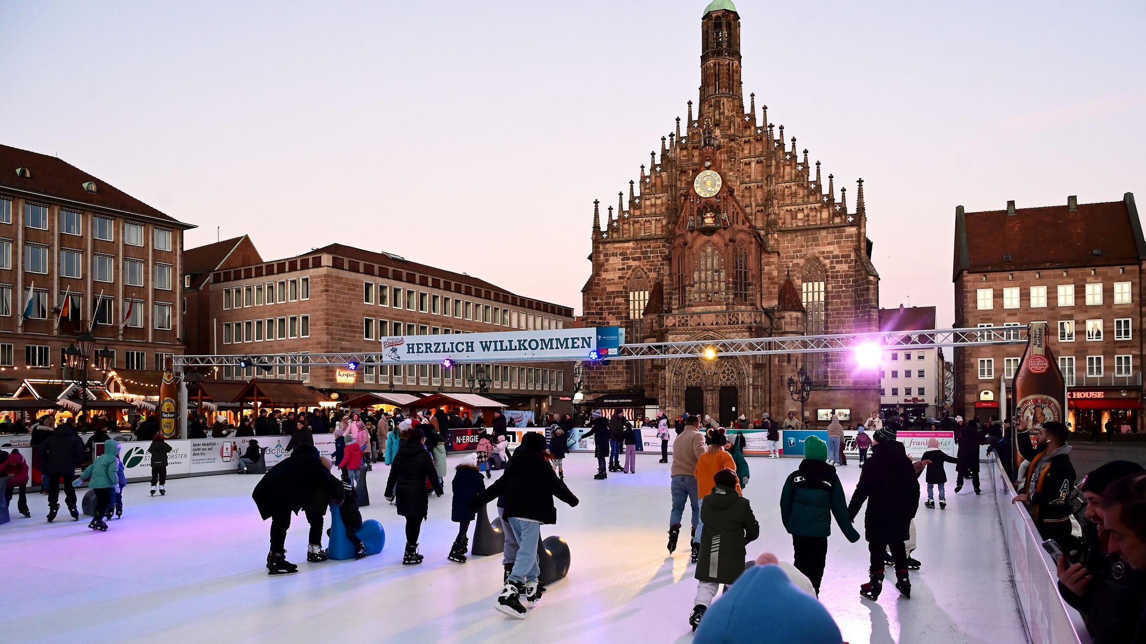 Schlittschuhlaufen-und-Eisstockbahn-Die-Winterwelt-ffnet-wieder-am-N-rnberger-Hauptmarkt