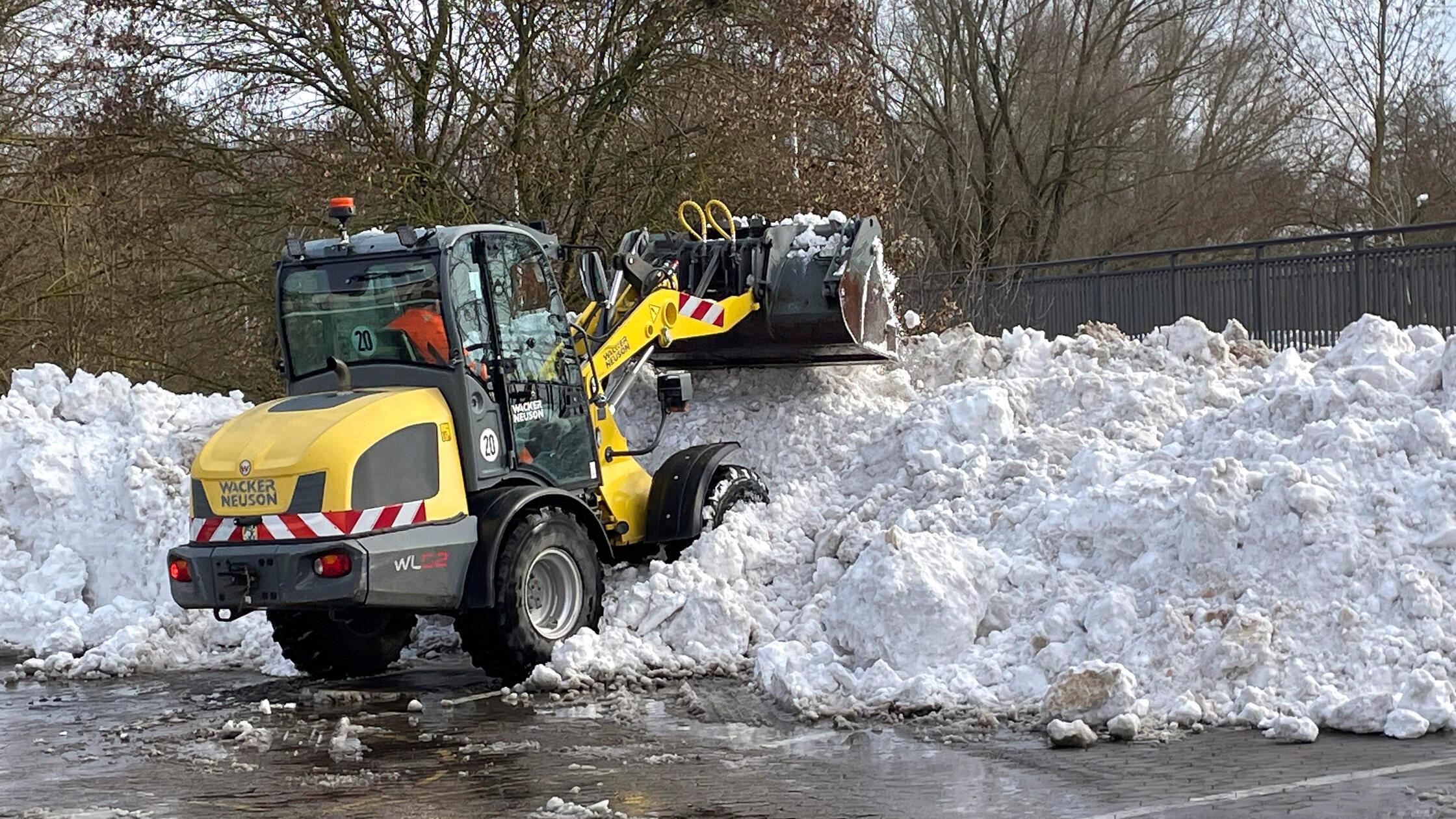 Schneechaos-l-hmt-Erlangen-Schulen-bleiben-geschlossen-und-Kritik-am-Winterdienst-w-chst