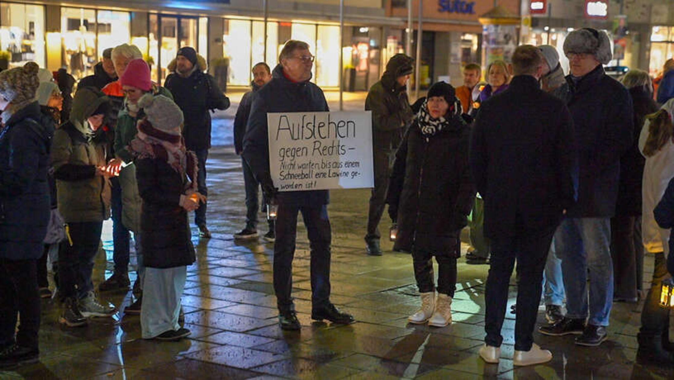 Polizist-Ostermann-AfD-Stand-Menschenkette-Am-Wochenende-geht-es-in-Erlangen-hoch-her