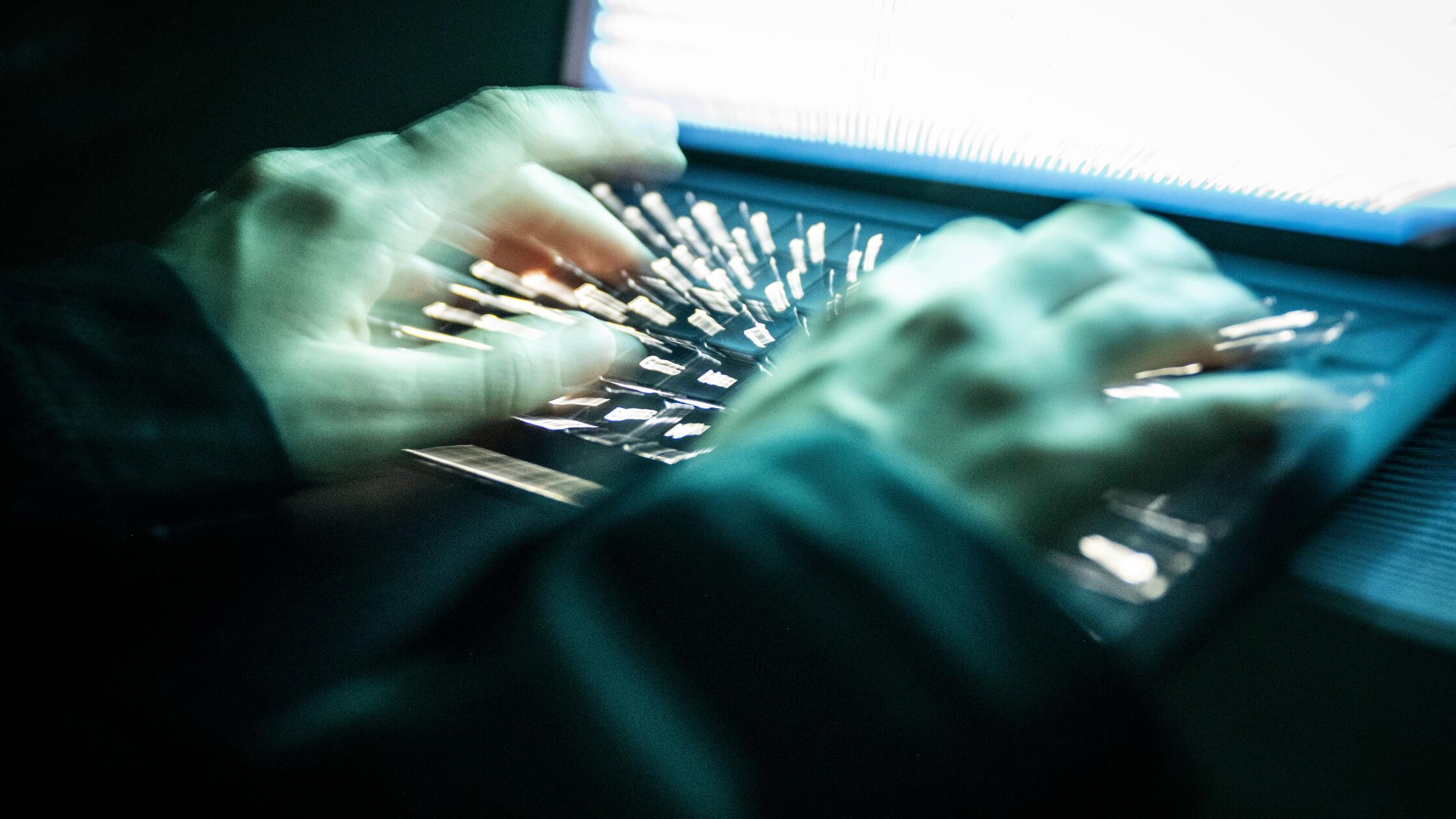 ILLUSTRATION - 14.12.2025, NA, Berlin: Eine Person