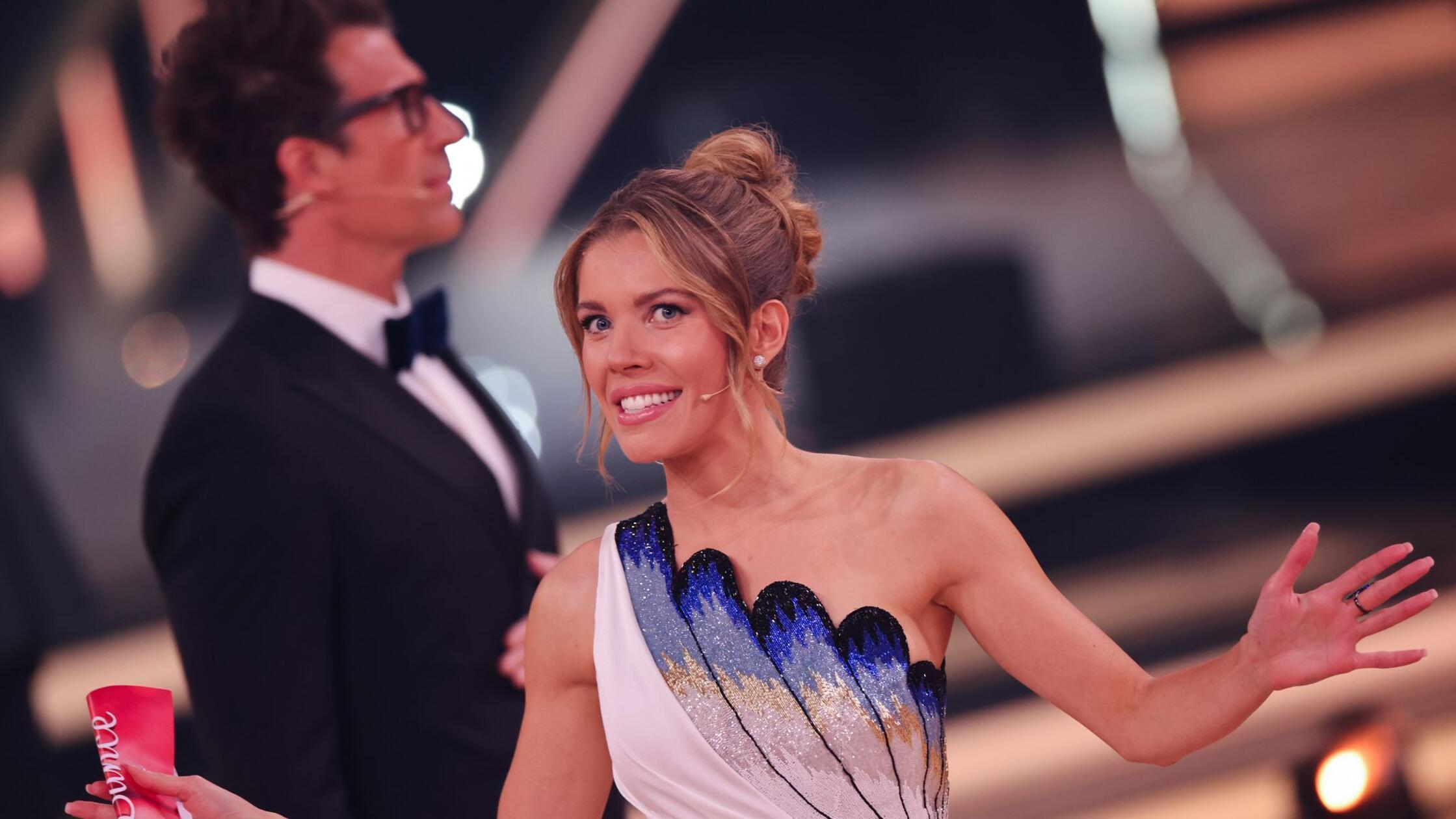 https://images.nordbayern.de/image/contentid/policy:1.14987573:1769670250/Victoria_Swarovski_Moderatorin_laechelt_im_Finale.jpg?%24p%24f%24h%24m%24w=4e0e421&f=16%3A9&h=338&m=FIT&w=600