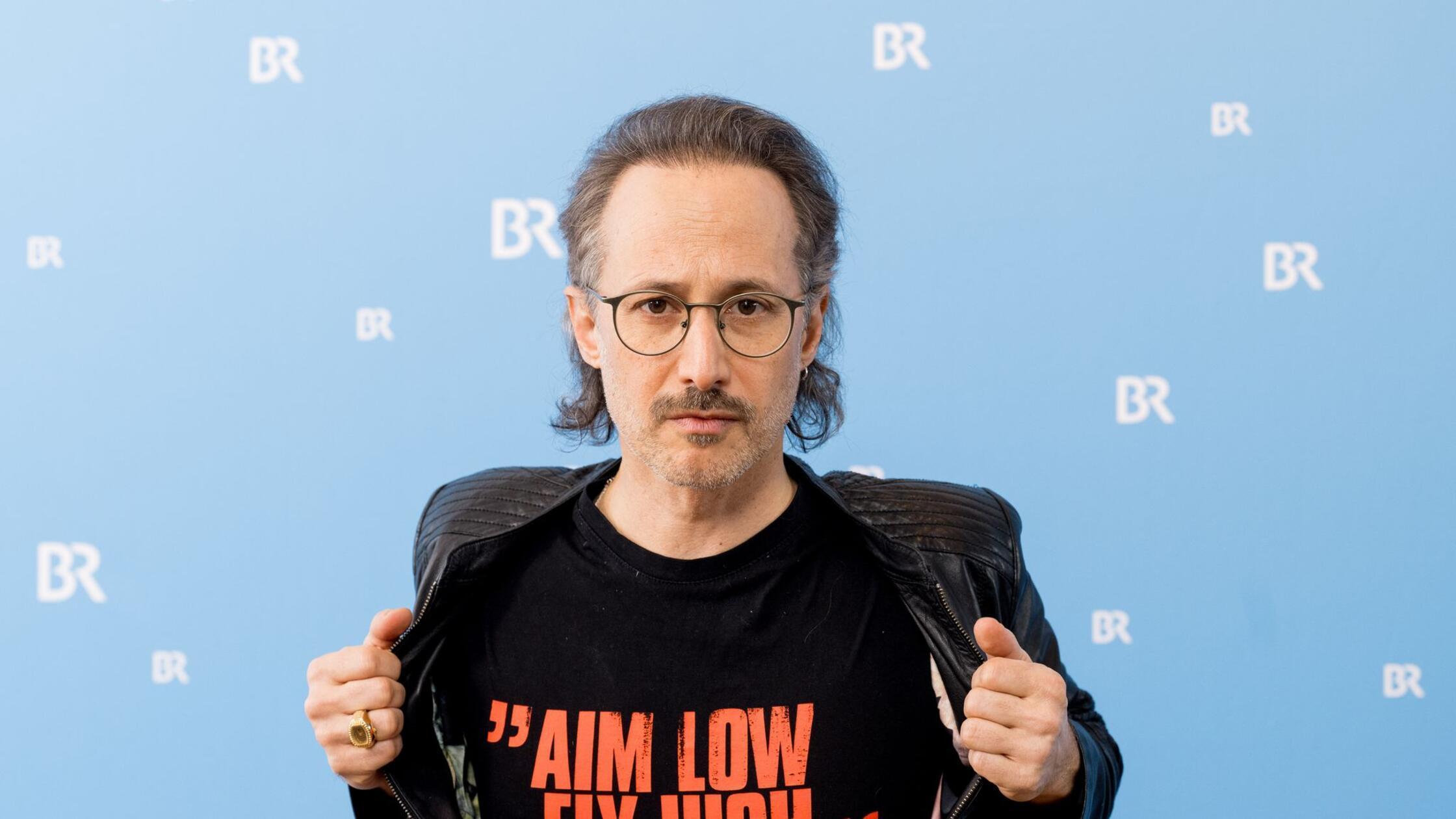 https://images.nordbayern.de/image/contentid/policy:1.14987574:1769669472/Michael_Ostrowski_Schauspieler_aufgenommen_beim_.jpg?%24p%24f%24h%24m%24w=c82604c&f=16%3A9&h=338&m=FIT&w=600