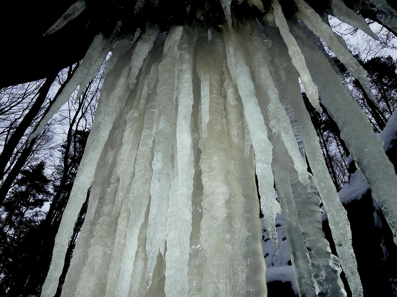 Einen ganzen Vorhang aus Eiszapfen hat der Fotograf entdeckt und für unsere Leser festgehalten.