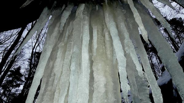Einen ganzen Vorhang aus Eiszapfen hat der Fotograf entdeckt und für unsere Leser festgehalten.