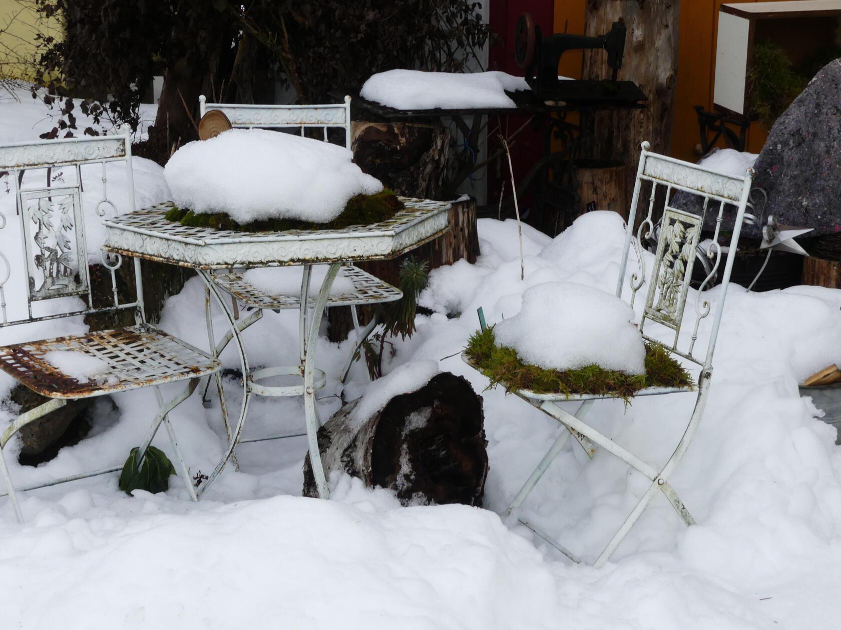Bitte Platz nehmen! Gut gepolstert zwar, aber sicher nicht warm genug, präsentiert sich diese gemütliche Sitzecke.