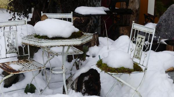 Bitte Platz nehmen! Gut gepolstert zwar, aber sicher nicht warm genug, präsentiert sich diese gemütliche Sitzecke.