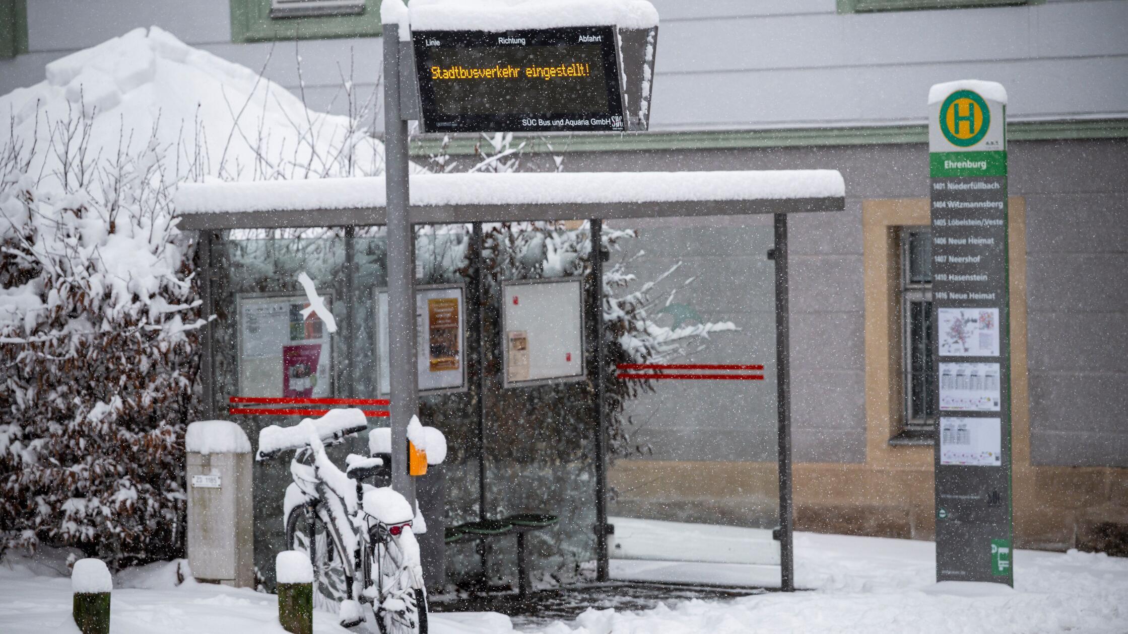 26.01.2026, Bayern, Coburg: Ein Hinweisschild der 