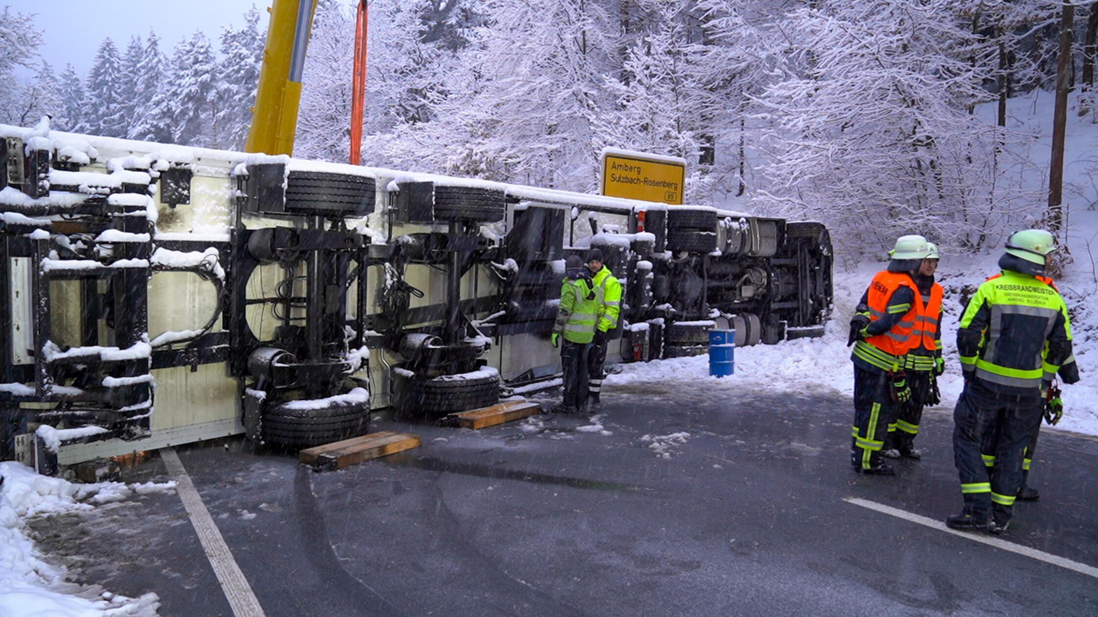 Lastwagen-auf-der-B85-umgekippt-Bundesstra-e-bei-Edelsfeld-ist-gesperrt