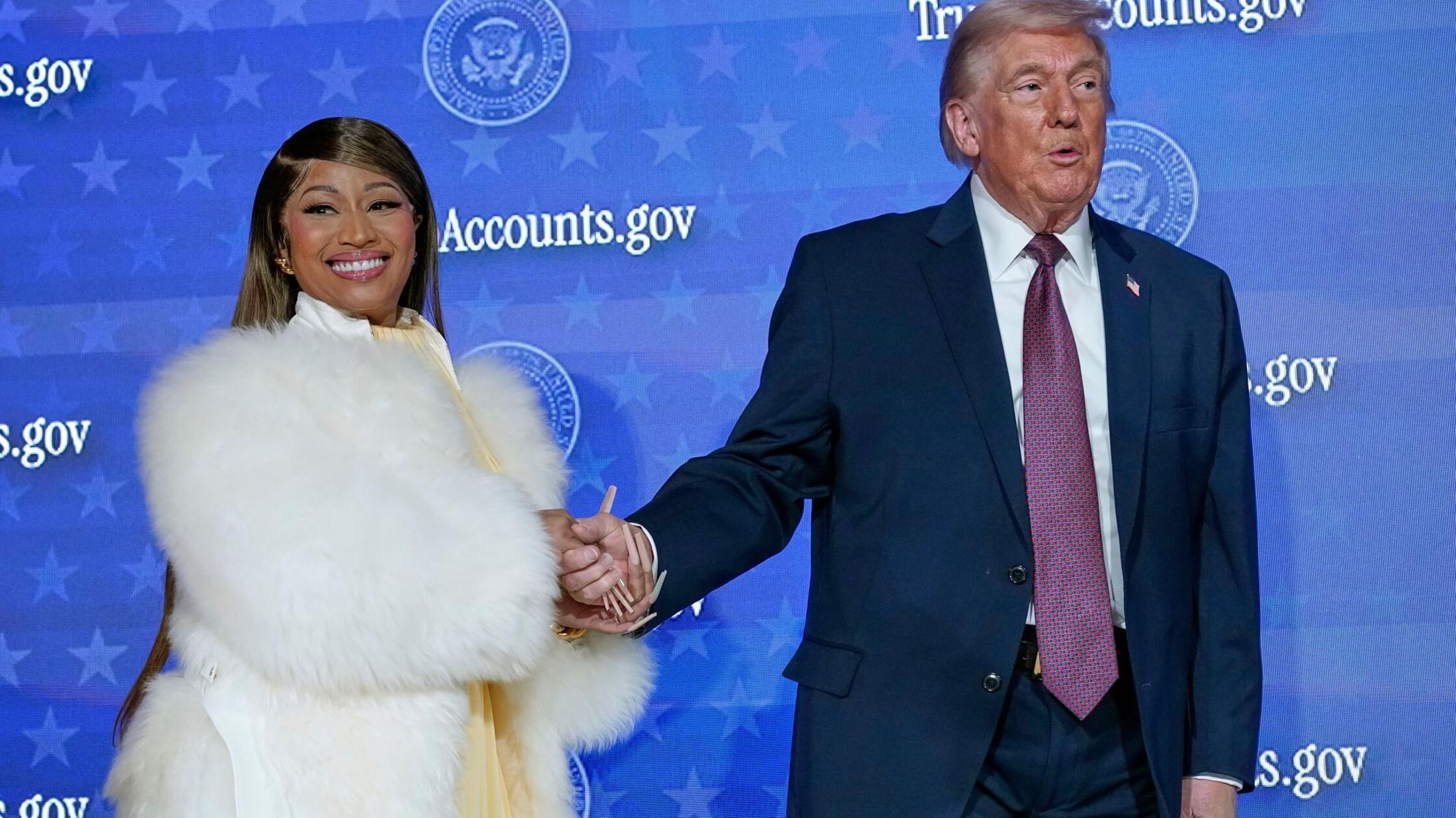 Rapperin-Nicki-Minaj-zeigt-stolz-die-Trump-Gold-Card-