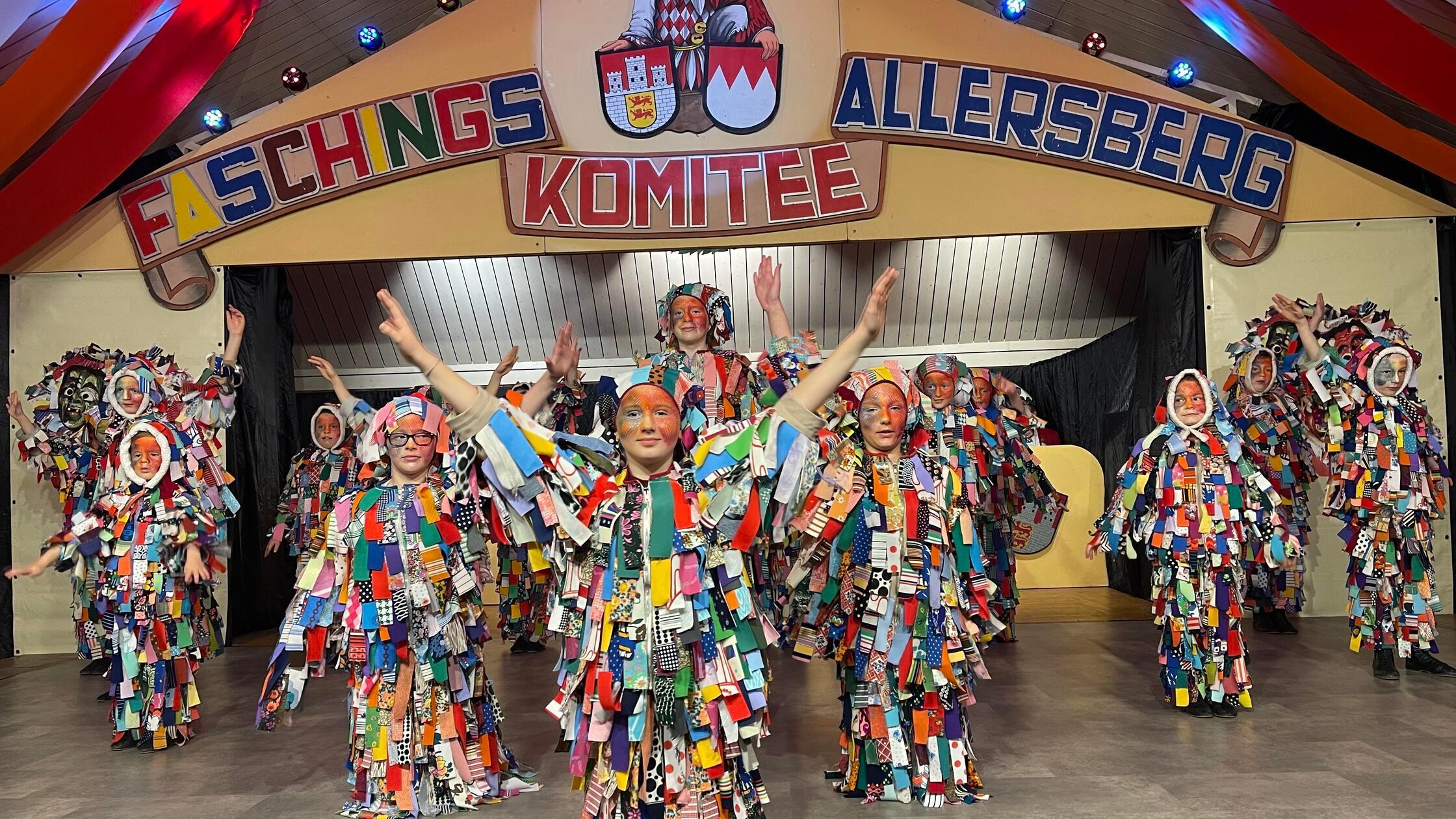 Die Minihexen laden zum großen Faschingsball