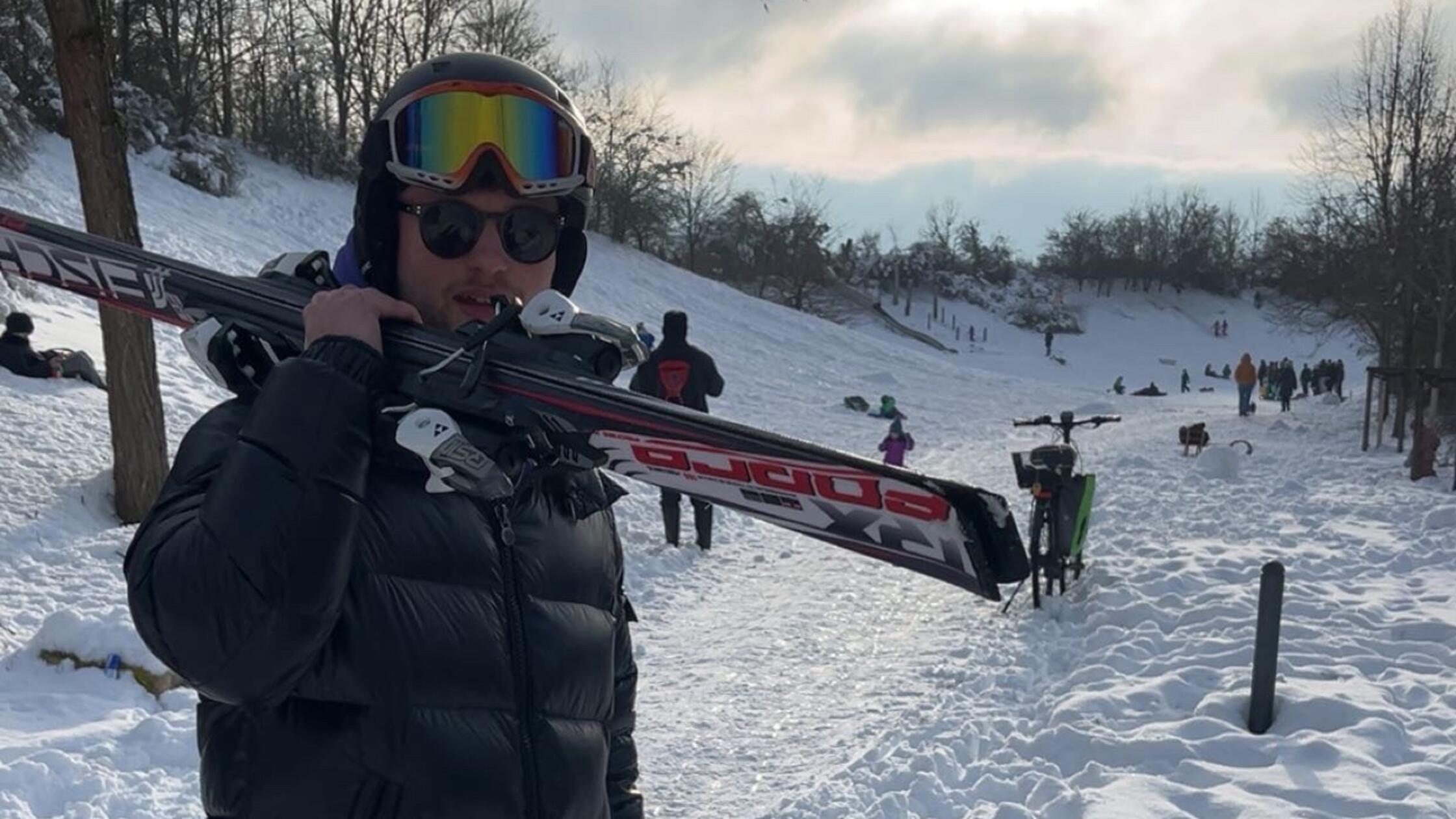 Leon Lebhaft fährt Ski in Erlangen